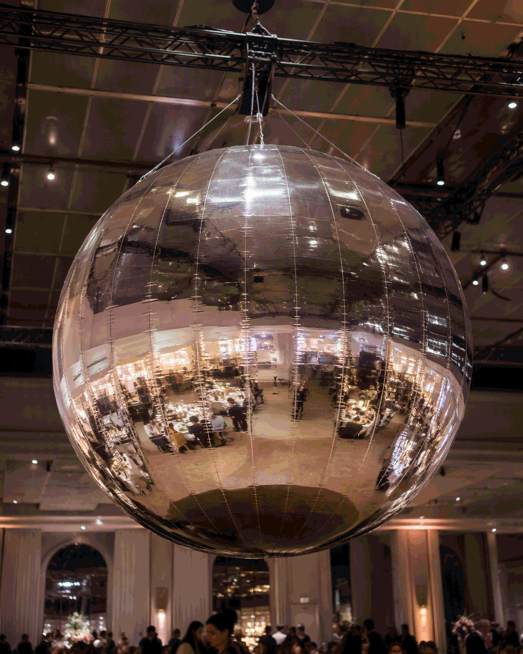 Inflatable mirror ball for event and exhibition installation planning